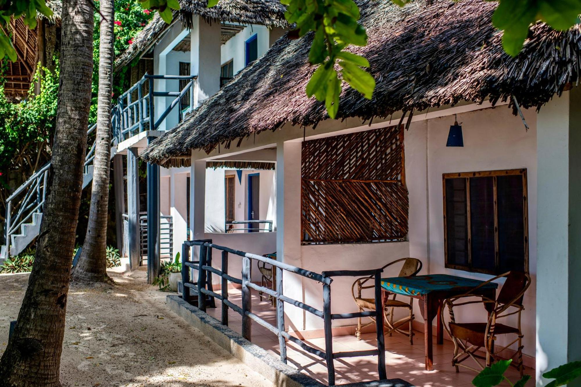 Blue Reef Sport & Fishing Lodge And Bungalows Джамбиани Экстерьер фото